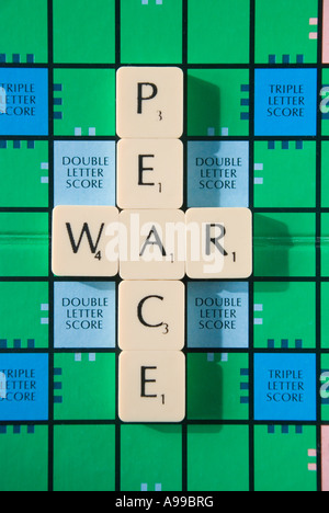 Scrabble-Briefe, die Konzepte von Krieg und Frieden beschreiben Stockfoto