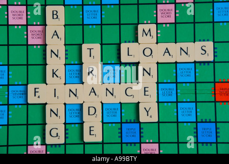 Scrabble Briefe, die ineinander greifende Finanzkonzepte beschreiben Stockfoto