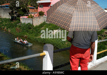 Während der Fluss Sorocaba Reinigung. Votorantim, São Paulo, Brasilien. 20 Sep 2005. Stockfoto