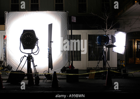 Lichter werden außerhalb eines Restaurants in Greenwich Village für eine Filmproduktion eingerichtet Stockfoto