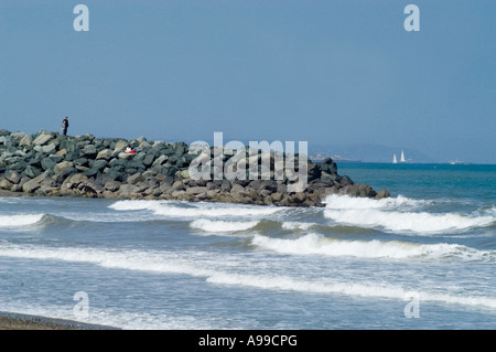 Felsen am Strand zu Tage tretenden Stockfoto