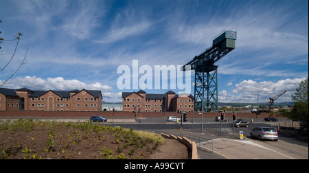 Alten Schiffbau-Kran mit Neuentwicklung, Port Glasgow, Cydeside, Zentral-Schottland Stockfoto