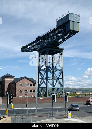 Schiffbau-Kran, Port Glasgow, Clydeside, Zentralschottland, gegenübergestellt mit Neuentwicklung hinter Stockfoto