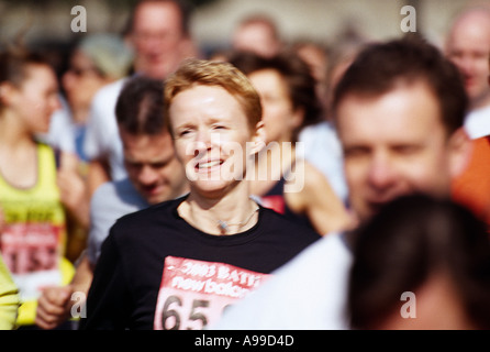 JUNGE FRAU TEILNAHME AN BAD HALBMARATHON STADT BATH ENGLAND UK Stockfoto