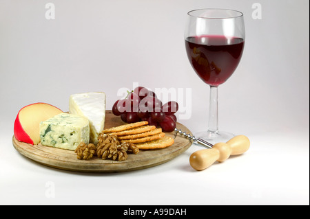 Käse vom Brett und ein Glas Rotwein Stockfoto
