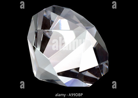 Makroaufnahme eines Diamanten isoliert auf schwarz. Stockfoto