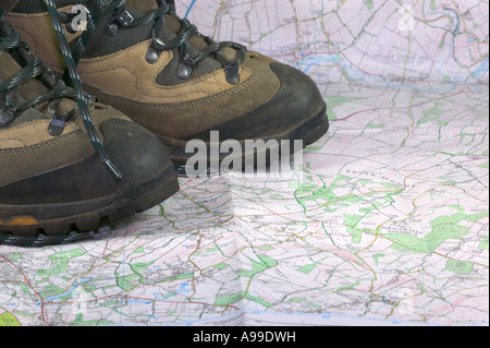 Paar Wanderschuhe auf einem Kartenhintergrund Stockfoto