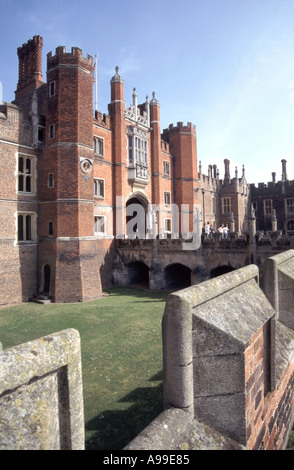 Historische Hampton Court Palast Große Tor haus Haupteingang für Besucher mit Brücke über trockengraben Richmond an der Themse London England Großbritannien Stockfoto