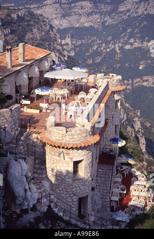 Gourdon Französisches Dorf auf einem Hügel in der Nähe des Grass Le Nid d'Aigle Restaurants Und Bar auf Felswand gebaut, die einen malerischen Blick auf Gourdon bietet Alpes-Maritimes Frankreich Stockfoto