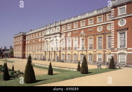 Historische Hampton Court Palast Christopher Wren Süd vorne & Kronprinzengarten Koniferen und Schotterweg in Richmond an der Themse London England Großbritannien Stockfoto