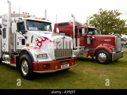 Zwei amerikanische Kenworth Trucks auf der TruckFest Messe, Peterborough, UK. Stockfoto