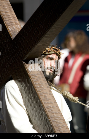 Schauspieler spielt Jesus Christus trägt ein hölzernes Kreuz während der Karwoche Passionsspiel, Balmaseda, Nordspanien. Stockfoto