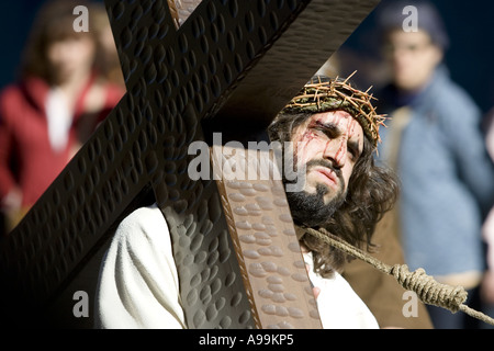 Schauspieler spielt Jesus Christus trägt ein hölzernes Kreuz während der Karwoche Passionsspiel, Balmaseda, Nordspanien. Stockfoto