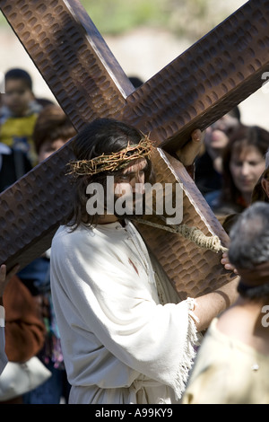 Schauspieler spielt Jesus Christus trägt ein hölzernes Kreuz während der Karwoche Passionsspiel, Balmaseda, Nordspanien. Stockfoto