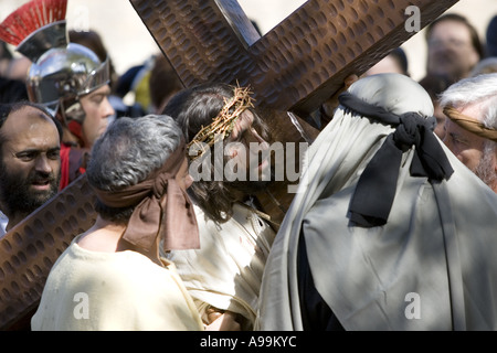 Schauspieler spielt Jesus Christus trägt ein hölzernes Kreuz während der Karwoche Passionsspiel, Balmaseda, Nordspanien. Stockfoto