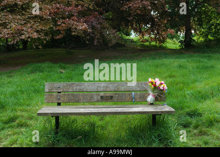 Hampstead Heath, Vale of HeaIth eine Gedenkbank mit Blumen, mit der Aufschrift „Andrea Royan Hampstead Girl, We Miss You“, London UK 2007 2000er Jahre HOMER SYKES Stockfoto