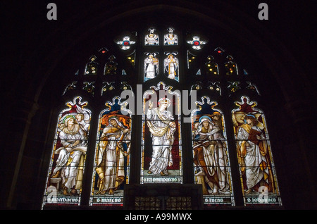 All Saints Parish Church Youlgreave Derbyshire UK. Edward Burne Jones präraffaelitischer Designer sein Buntglasfenster zeigt die vier Evangeliumsschreiber. Stockfoto