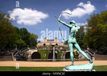 Die Statue eines Bogenschützen vor der Orangerie auf dem Gelände von Schloss Sanssouci in Potsdam in Deutschland Stockfoto