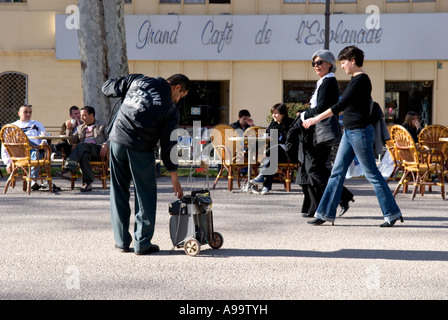 Ein typisch französisches Café und Straßenszene auf Montpellier wichtigsten esplanade Stockfoto