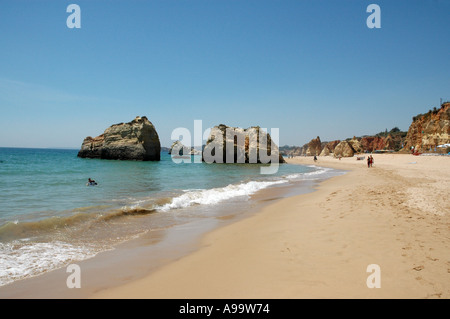 Portugal-Algarve-Strand und Felsen in der Nähe Portimao Stockfoto