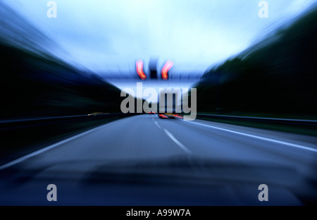 Fahren auf der Autobahn zwischen Düsseldorf und Köln, Nordrhein-Westfalen, Deutschland Stockfoto