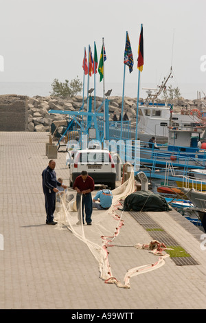 Sizilianische Fischer Flicken Fischernetze in der Marina auf der Mar Tirreno Cefalu-Sizilien-Italien Stockfoto