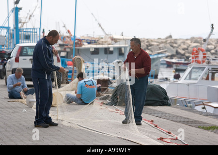 Sizilianische Fischer Flicken Fischernetze in der Marina auf der Mar Tirreno Cefalu-Sizilien-Italien Stockfoto