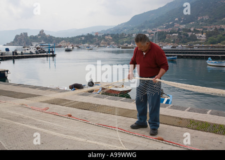 Sizilianische Fischer Flicken Fischernetze in der Marina auf der Mar Tirreno Cefalu-Sizilien-Italien Stockfoto