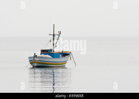 Angelboot/Fischerboot verankert im Tyrrhenischen Meer in der Nähe von Cefalu-Sizilien-Italien Stockfoto