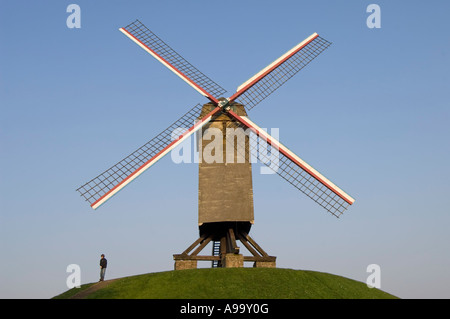 Ein Blick auf die Bonne Chiere Molen "Windmühle" in Brügge (Brugge), Belgien, gegen ein strahlend blauer Himmel. Stockfoto