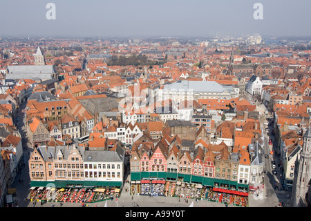 Ergriffen von der Spitze des Glockenturm - ein Blick über die wichtigsten Market Square Brügge (Brugge), Belgien. Stockfoto