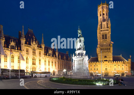 Landgericht, Glockenturm und die Statue von Jan Breydel und Pieter de Coninck in der Market Square von Brügge in der Abenddämmerung. Stockfoto