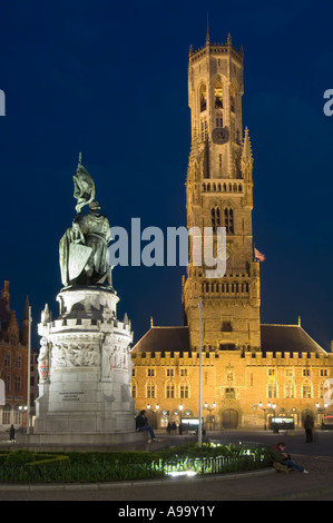 Der Glockenturm und die Statue von Jan Breydel und Pieter de Coninck Market Square von Brügge, Belgien, in der Dämmerung, abends. Stockfoto