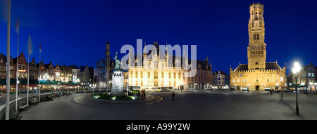 3 Bild Stich Panorama der Marktplatz in Brügge (Brugge), Belgien bei Dämmerung, Abend, Nacht. Stockfoto