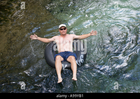 Mann, die schwimmende flussabwärts am Innenrohr in Zentral-Florida-USA Stockfoto