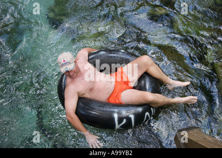 Mann, die schwimmende flussabwärts am Innenrohr in Zentral-Florida-USA Stockfoto