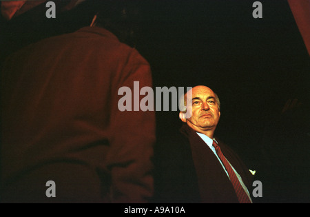 Deniz Baykal und Kemal Dervis verneige mich vor Menschen, die die Feierlichkeiten am 10-29-2002 in Istanbul zu besuchen Stockfoto