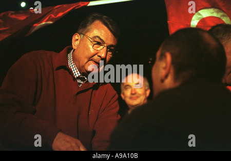 Deniz Baykal der Marktführer für BHKW sprechen mit einem Partei-Delegierten als Kemal Dervis Mitte blickt auf Stockfoto