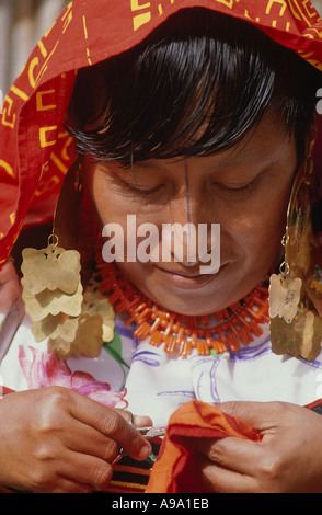 PANAMA in Mittelamerika San Blas Inseln Cuna indische Frau in traditioneller Kleidung mit Gesicht malen Nähen Stockfoto