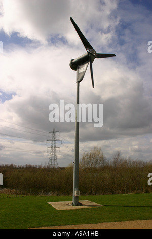 Windkraftanlage mit Pylonen im Hintergrund Stockfoto