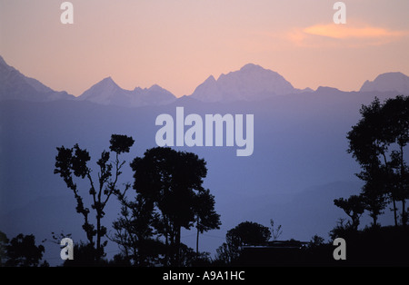 Malerischen Sonnenaufgang über ferne Jugal Himal wie gesehen von Dhulikhel Dorf Nepal Stockfoto