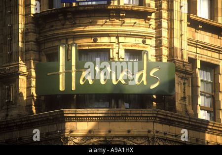 1988 HISTORISCHES KAUFHAUS HARRODS SCHILD BROMPTON ROAD KNIGHTSBRIDGE LONDON ENGLAND GROSSBRITANNIEN Stockfoto