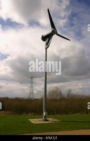 Windkraftanlage mit Pylonen im Hintergrund Stockfoto
