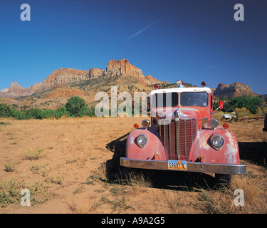 Erbe-Feuerwehrauto geparkt im Feld unter felsigen Gipfeln nahe dem Eingang zum Zion Canyon Utah USA Stockfoto