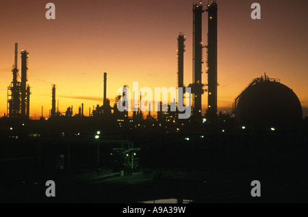 RISSBILDUNG TÜRME UND STORAGE TANKS ÖL-RAFFINERIE Stockfoto