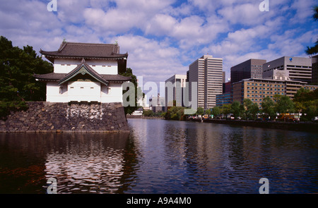 Graben und befestigte Umfassungsmauer des Imperial Palace vor dem Hintergrund der Gebäude der modernen Stadt Tokio Japan Stockfoto