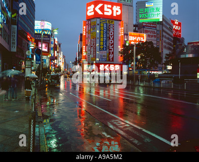 Neon beleuchtet Hochhäuser an einem nassen Abend im Vergnügungsviertel Shinjuku Tokyo Japan Stockfoto