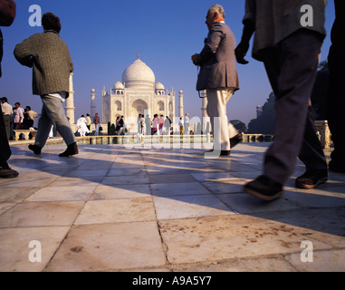 Niedrigen Winkel Blick auf das Taj Mahal mit vielen Besuchern einige vorbeigehen zügig im Vordergrund Agra Indien Stockfoto