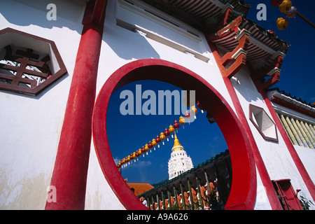 MALAYSIA Penang Kek Lok Si-Tempel Ban Po der Pagode von einem tausend Buddhas gesehen durch Moon Gate kreisförmige Öffnung Stockfoto