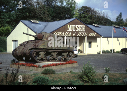 Museum am Omaha Beach in der Normandie Frankreich Abou D Day Landungen im Juni 1944 im Außenbereich ist ein Sherman-Panzer Stockfoto